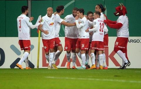 <p>
	Leipzigs Mannschaft feiert das 2:1 durch den Torschützen Dominik Kaiser (3.v.r.).</p>
