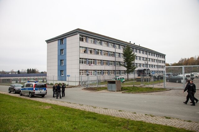 <p>
	Gegen 11 Tatverdächtige aus dem Lager der Albaner hat die Polizei Ermittlungen wegen gefährlicher Körperverletzung aufgenommen.</p>
