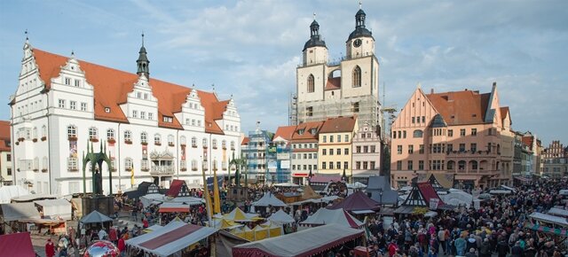 <p>
	Nach landläufiger Meinung schlug Martin Luther am 31. Oktober 1517 seine 95 Thesen gegen den Ablasshandel an die Schlosskirche&nbsp;von Wittenberg. Das Datum gilt als Beginn der Reformation.</p>
