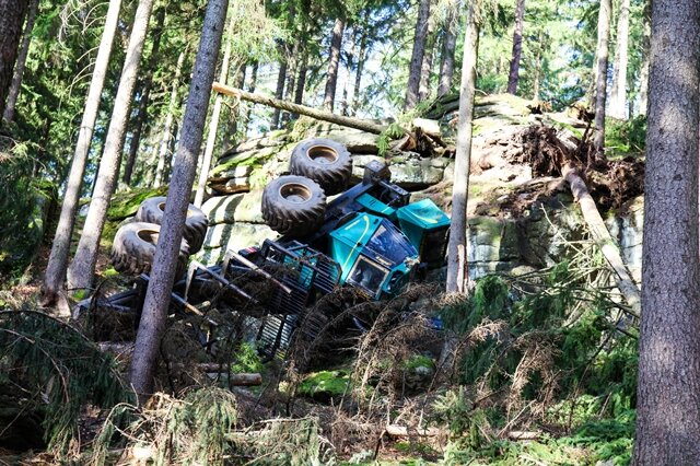 <p>
	Ein abgestürztes Forstfahrzeug in einem Waldstück nahe Zschorlau hat am Sonntagabend Feuerwehr und Polizei auf den Plan gerufen.</p>
