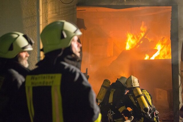 <p>
	Kurz vor Mitternacht ist am Montag ein Feuer in einer Tischlerei an der B174 in Hohndorf ausgebrochen.</p>
