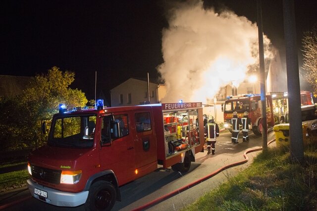 <p>
	Die Feuerwehren Hohndorf, Großolbersdorf, Krumhermersdorf und Zschopau waren mit 75 Einsatzkräften vor Ort. Die Feuerwehrleute hatten Mühe, das Feuer unter Kontrolle zu bringen.</p>
