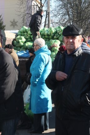 <p>
	Der Hauptmarkt von Volodymyr-Volynsky in der Ukraine am Tag vor der Parlamentswahl: Keine Spur mehr von Wahlkampf. Die wenigen Plakate sind verschwunden. Der Wochenmarkt hat die 40.000 Einwohner-Stadt schon um 7 Uhr auf die thermobehosten Beinen gestellt. Von blau-gelb beflaggten LKW wuchten Männer Zentner schwere Netze mit Kohl.</p>
