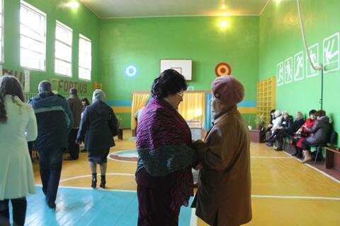 <p>
	Wahlleiterin Lyudmila Zhuk (links) begrüßt in der Schule Nr. 1 eine Bekannte. &quot;Die Wahlen sind sicher&quot;, ist die Chemie- und Biologielehrerin überzeugt.</p>
