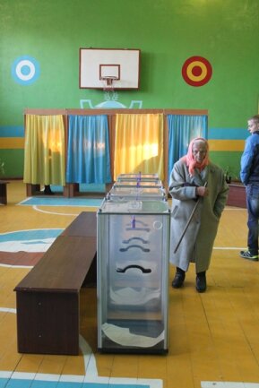 <p>
	„Manche Politiker kaufen sich Stimmen“, erklärt ein 44-Jähriger, der für die Partei von Premierminister Arseni Jazenjuk die Wahl beobachtet. Durch Handlanger würden Wähler auf dem Weg zum Wahllokal bestochen oder betrunken gemacht, damit sie ihr Häkchen so machen wie gewünscht.<br />
	&nbsp;</p>

