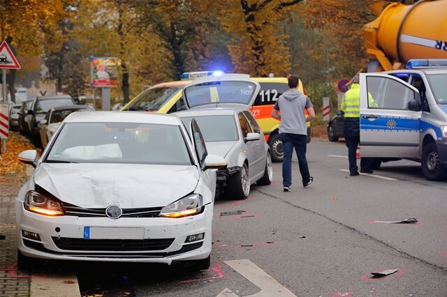 <p>
	Bei einem Unfall mit vier Fahrzeugen sind am Donnerstagnachmittag in Chemnitz drei Personen verletzt worden.</p>
