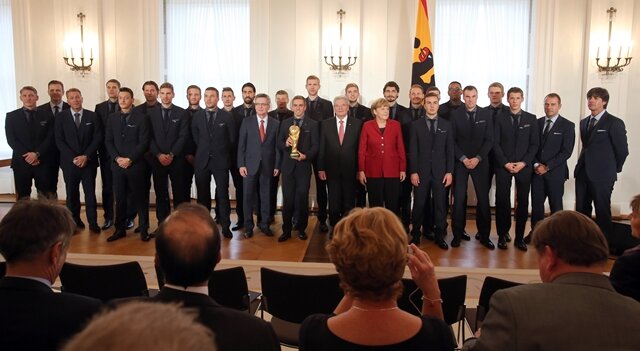 <p>
	Die DFB-Delegation wurde angeführt von Präsident Wolfgang Niersbach. Von Abwehrriese Jérome Boateng über den neuen Kapitän Bastian Schweinsteiger bis hin zu Ersatztorwart Ron-Robert Zieler wurden die Akteure in alphabetischer Reihenfolge einzeln von Gauck und Merkel ausgezeichnet.</p>
