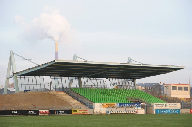 <p>
	Am Dienstagmorgen haben die Bauarbeiten an der Osttribüne im Chemnitzer Fußballstadion begonnen.</p>
