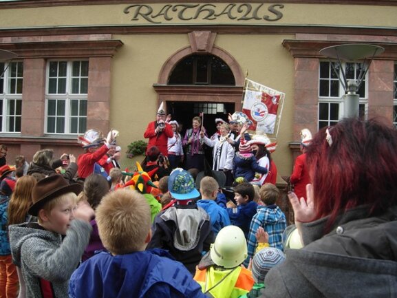 <p>
	<span class="TextDown">Andrang in Wechselburg: Bürgermeisterin Renate Naumann (Mitte) übergibt den Rathausschlüssel an Prinzessin Ramona I. </span></p>
