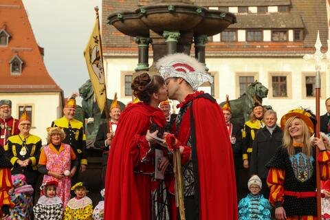 <p>
	Und dann haben uns noch zwei Bilder aus Freiberg erreicht: Nummer eins zeigt den Eröffnungs-Kuss von Prinzessin Julia und Prinz Martin. Wie romantisch ...</p>
