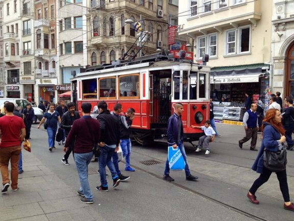 <p>
	Straßenbahn auf dem Weg zum Taksim Platz in Istanbul</p>
