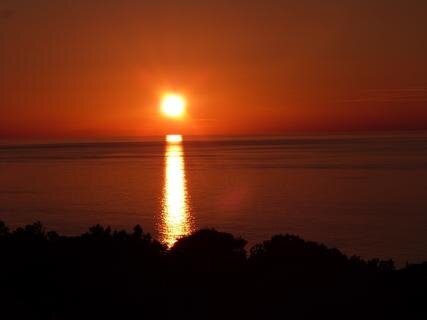 <p>
	Das Bild zeigt den Sonnenuntergang über der Adria. Fotografiert wurde es bei meinem Oktobersegeltörn auf der kroatischen Insel Bisevo.</p>
