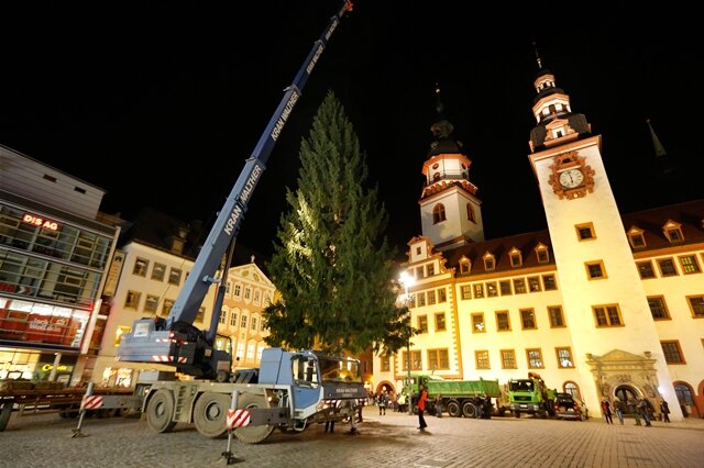 <p>
	Am Samstagnachmittag ist die etwa 28 Meter hohe Fichte auf dem Chemnitzer Markt am Rathaus aufgestellt worden, die den Mittelpunkt des Weihnachtsmarktes bilden wird.</p>
