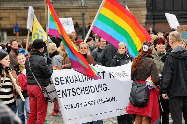 <p>
	Ein Bündnis aus Vereinen, Parteien und Initiativen hat am Samstag in Dresden für Toleranz und Demokratie und gegen eine Veranstaltung der Initiative «Besorgte Eltern» demonstriert.</p>
