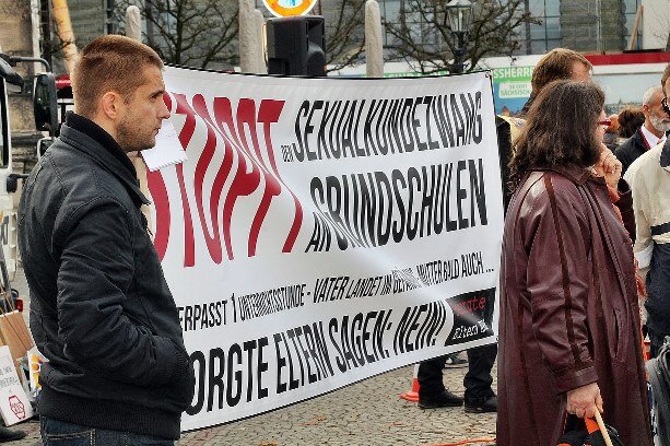 <p>
	Im Folgenden weitere Bilder von den Demonstrationen in Dresden...</p>

