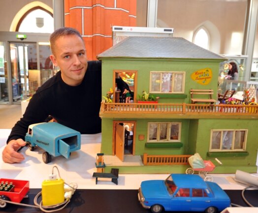 <p>
	Der 41-Jährige (im Bild) sammelt seit seinem 15. Lebensjahr Spielsachen aus DDR-Produktion.</p>
