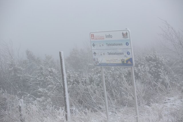 <p>
	Auf dem Fichtelberg sanken die Temperaturen in den letzten 24 Stunden auf -1 °C. Dazu wehte ein frischer Wind, sodass die gefühlte Temperatur bei etwa -5°C lag.</p>
