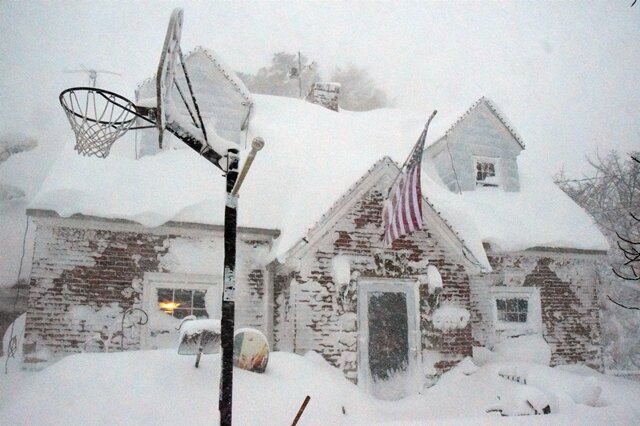 <p>
	Bei einem frühen Wintereinbruch sind in Teilen der USA heftige Schneefälle niedergegangen, die Temperaturen sanken teilweise auf den Gefrierpunkt. In der Stadt Buffalo im Bundesstaat New York starben am Dienstag fünf Menschen, berichtete die Zeitung «USA Today».</p>
