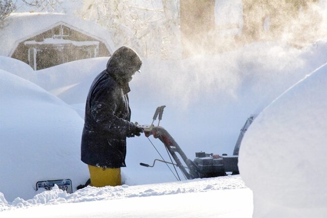 <p>
	In Buffalo fiel mehr als ein Meter Schnee. Bürgermeister Byron Brown sprach von der größten Masse an Schnee seit mehr als 40 Jahren. Autobahnen mussten zeitweise geschlossen werden.</p>
