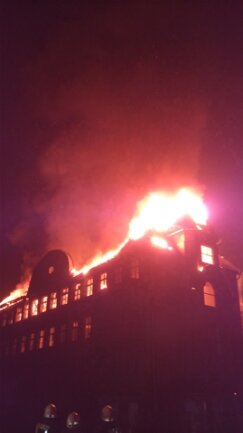 <p>
	Bei Eintreffen der Feuerwehr stand das dreistöckige Gebäude in Flammen. Das Haus hat eine geschätzte Grundfläche von ca. 150 m². Derzeit dauern die Löscharbeiten noch an.</p>
