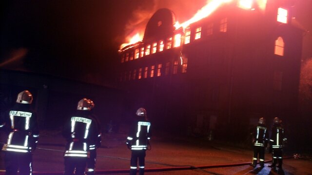 <p>
	In einer ehemaligen Stuhlfabrik in der Mittweidaer Straße in Geringswalde ist am Donnerstagmorgen ein Feuer ausgebrochen. Wie die Polizei mitteilte, meldeten Anwohner den Brand gegen 6 Uhr.</p>
