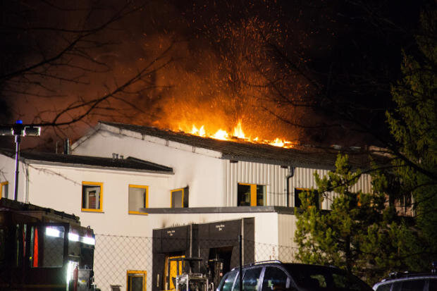 <p>
	Am Freitagabend loderte das Feuer in Schneeberg plötzlich in einem Teil des Gebäudes empor, der bislang verschont geblieben war.</p>
