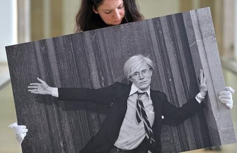 <p>
	Eine Schau mit 61 düsteren Werken des US-amerikanischen Pop-Art-Künstlers Andy Warhol (1928-1987) ist von Sonntag an in den Kunstsammlungen Chemnitz zu sehen.</p>
