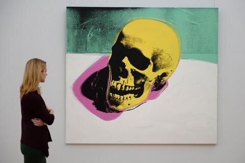 <p>
	Die Schau „Andy Warhol - Death and Disaster“ (23. November bis 22. Februar) mit Leihgaben aus Europa und den USA zeigt dessen Gedanken zu Tragödien wie Tod, Rassenunruhen, Suizid, Vergiftung, oder Hinrichtung.</p>
