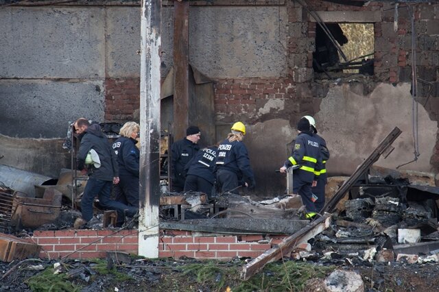 <p>
	Nach dem zweifachen Brand in der Feinkostfabrik in Schneeberg waren THW, Polizei und ein Abrissunternehmen mit der Suche nach der vermissten Mitarbeiterin beschäftigt.</p>
