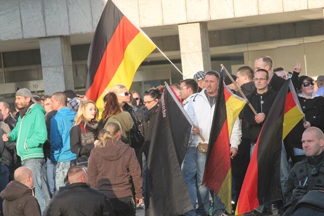 <p>
	Nach dem deutlichen Anstieg der Asylbewerberzahlen würden Politik und Stadt die Sorgen der Bürger nicht ernst genug nehmen, kritisierte eine Rednerin der Initiative &quot;Chemnitz wehrt sich&quot;, die die Kundgebung organisiert hatte.</p>
