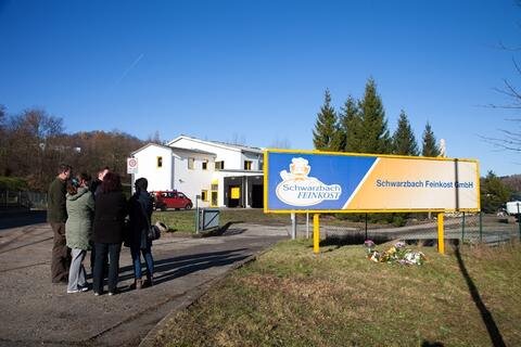 <p>
	Nach dem Brand in der Feinkostfabrik Schwarzbach haben Mitarbeiter am Sonntag ihrer verstorbenen Kollegin gedacht.&nbsp;</p>
