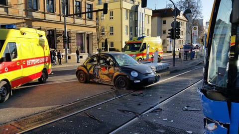 <p>
	Beim Zusammenstoß eines VW und eines Busses der CVAG sind am Sonntag sechs Menschen leicht verletzt worden.</p>
