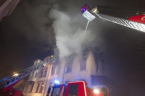 <p>
	Bei einem Brand in der Oelsnitzer Innenstadt sind am Dienstagmorgen zwei Menschen ums Leben gekommen.</p>
