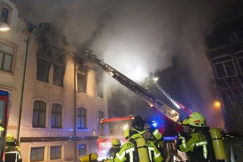 <p>
	Rund 50 Feuerwehrleute hatten am Dienstag die Flammen bei dem Feuer an der Schmidstraße gelöscht.</p>
