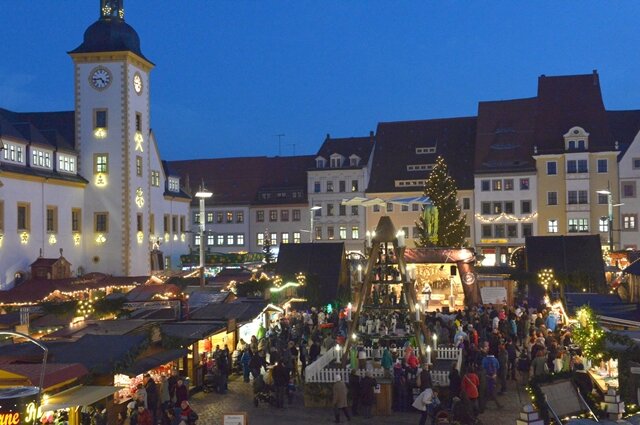 <p>
	Zum 25. Mal wurde am Dienstag der Freiberger Christmarkt unter diesem Namen eröffnet.</p>
