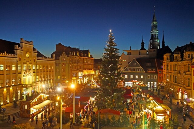 <p>
	In Zwickau und Freiberg sind am Dienstag die Weihnachtsmärkte eröffnet wurden.</p>
