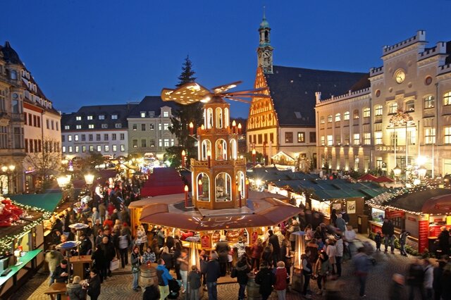 <p>
	Auf dem Hauptmarkt in Zwickau drehte Oberbürgermeisterin Pia Findeiß (SPD) am Dienstag Punkt 17 Uhr die elektrischen Kerzen an dem 20 Meter hohen Nadelbaum an und eröffnete damit offiziell den Weihnachtsmarkt der Stadt, der regelmäßig zu einem der schönsten Deutschlands gewählt wird.</p>
