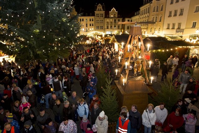 <p>
	Unzählige waren am Dienstag auch in Plauen zum Start des Adventstrubels dabei. Bereits zum 300. Mal ist in Plauen Weihnachtsmarkt angesagt.</p>
