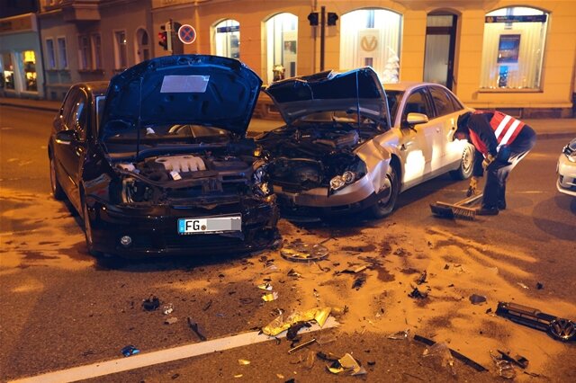<p>
	Laut Angaben der Polizei nahm der Fahrer, eines aus der Berthelsdorfer Str. kommenden Audi einer VW Fahrerin die Vorfahrt. Dabei wurden die beiden Fahrzeugführer sowie die Beifahrerin des Audi schwer verletzt.</p>
