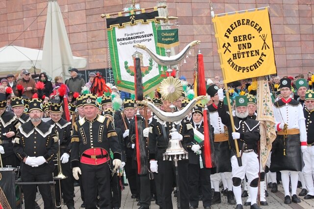 <p>
	Die Chemnitzer Bergparade am Samstag vor dem 1. Advent ist traditionell der Auftakt für die Bergparaden der Weihnachtszeit im Erzgebirge.</p>
