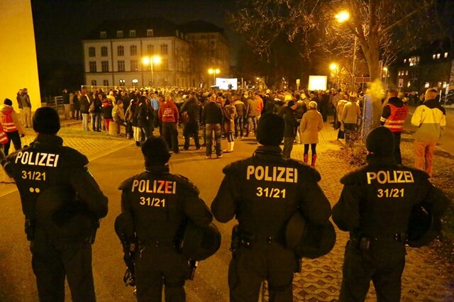 <p>
	Den Angaben zufolge verliefen die Kundgebungen an der Seminarstraße nahe dem Penny-Markt und der Protestzug durch die Schneeberger Siedlung weitgehend ruhig.</p>
