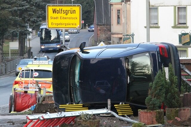 <p>
	Bei einen Unfall aufgrund von Straßenglätte ist am Samstagnachmittag ein 37-jähriger Autofahrer in Wolfsgrün schwer verletzt worden. Er musste von Rettungskräften aus seinem auf der Seite liegenden Citroen befreit werden.</p>
