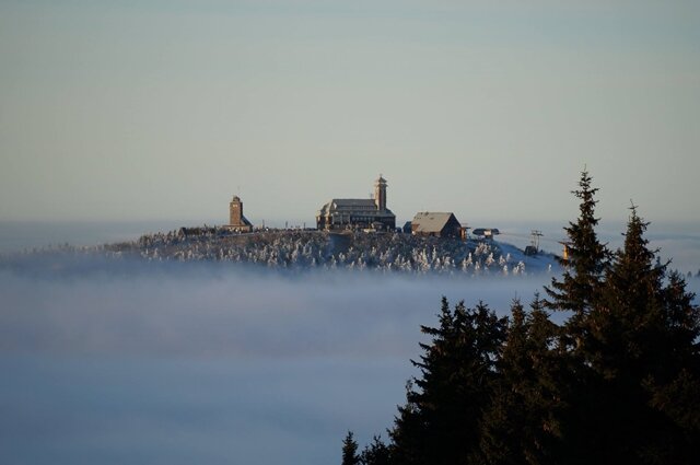 <p>
	Der Fichtelberg, gehüllt in Nebel.</p>
