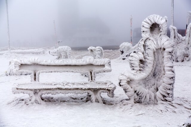 <p>
	Durch Eis und Wind entstanden auf dem Fichtelberg zum Teil bizarre Skulpturen.</p>
