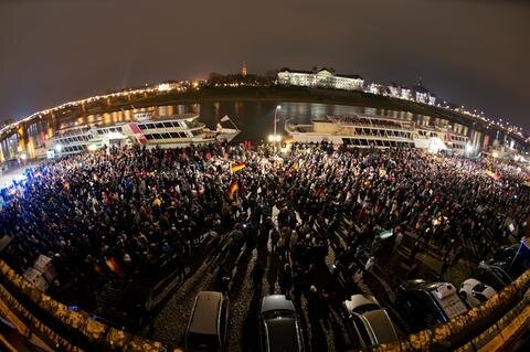 <p>
	Tausende Menschen sind am Abend in Dresden für Toleranz und eine weltoffene Stadt auf die Straße gegangen.&nbsp;</p>
