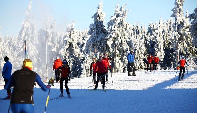 <p>
	In der Skiarena des WSC Erzgebirge Oberwiesenthal absolvierten Wintersportler aus Tschechien und Deutschland die ersten Trainingseinheiten bei besten Bedingungen.</p>
