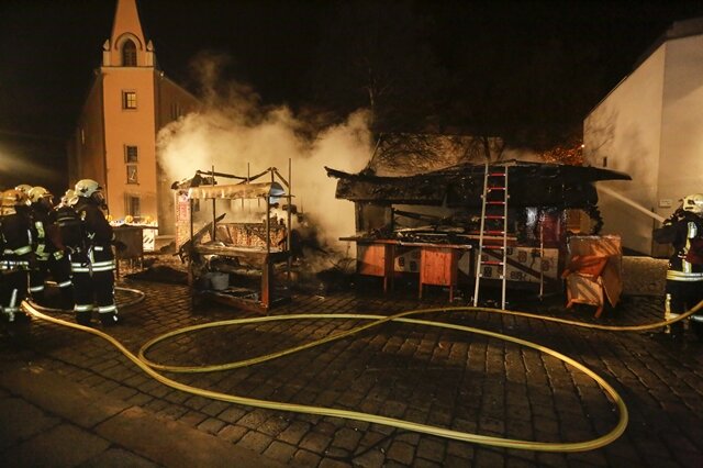 <p>
	Am frühen Mittwochmorgen hat es auf dem Zwickauer Weihnachtsmarkt gebrannt.</p>
