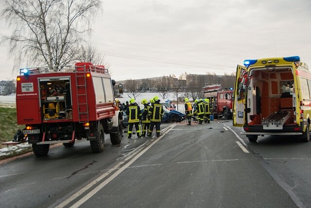 <p>
	Bei einem schweren Verkehrsunfall auf der B95 zwischen dem Abzweig Wiesa und Annaberg-Buchholz sind am Mittwochmorgen drei Personen verletzt worden.</p>
