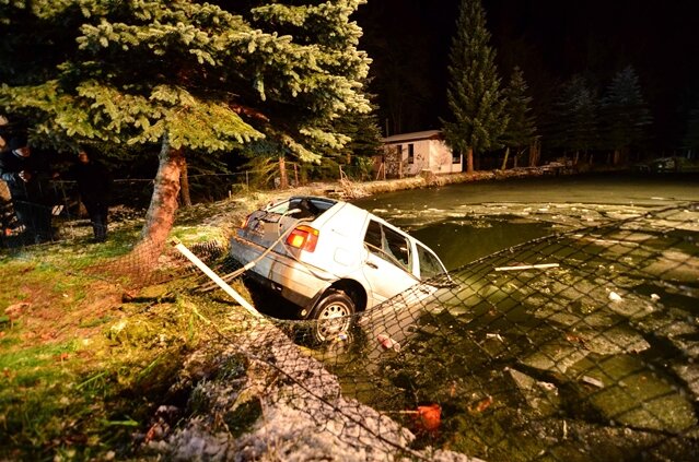 <p>
	Der Sachschaden beläuft sich auf etwa 3000 Euro. Auch in Eichigt ist ein Autofahrer von der Fahrbahn abgekommen und mit seinem Opel in einem Teich gelandet.</p>
