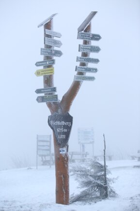 <p>
	Vor allem in den Höhenlagen des Fichtelberges - wie hier in 1215 Meter Höhe - gibt es leichte Schneefälle.</p>
